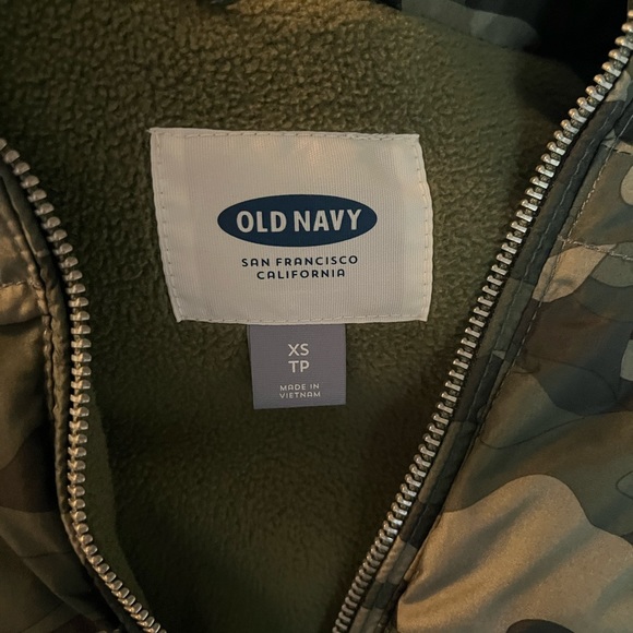 Old Navy camo outerware vest, never worn, size XS - Picture 3 of 4